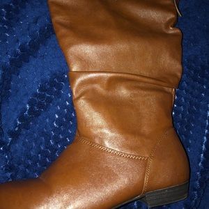 I am selling a nice pair of brown boots very nice